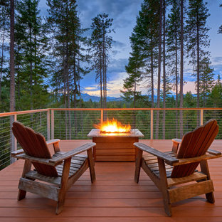 シアトルの大きいコンテンポラリースタイルのおしゃれな裏庭のデッキ (日よけなし) の写真