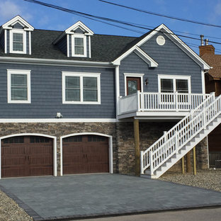 ニューヨークのトラディショナルスタイルのおしゃれな家の外観 (ビニールサイディング、青い外壁、切妻屋根、戸建、板屋根) の写真