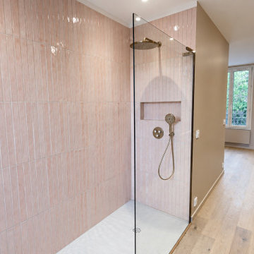 Douche avec faïence rose et paroi en verre