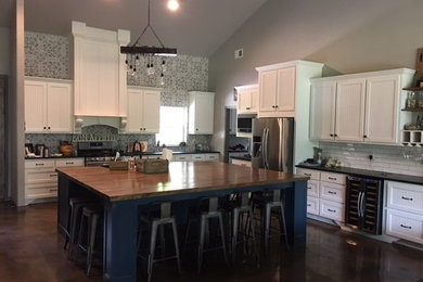 Kitchen - country kitchen idea in Austin