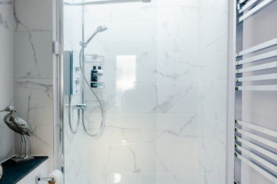 This is an example of a contemporary bathroom in Edinburgh.