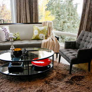 Ispirazione per una grande camera matrimoniale etnica con pareti beige, pavimento in legno massello medio, camino ad angolo e cornice del camino piastrellata