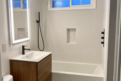 Example of a minimalist bathroom design in San Francisco