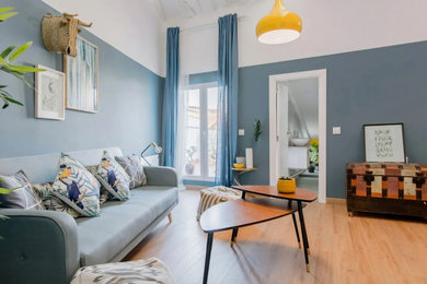 Ejemplo de salón abierto y blanco y madera actual de tamaño medio sin chimenea y televisor con paredes azules, suelo de madera en tonos medios y vigas vistas