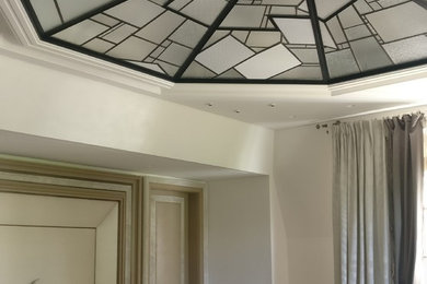 Cette photo montre une grande chambre parentale chic avec un mur bleu, parquet clair, aucune cheminée et un sol beige.