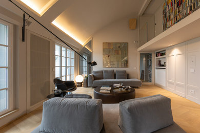 Ispirazione per un soggiorno minimal aperto con pareti bianche, parquet chiaro e pavimento beige
