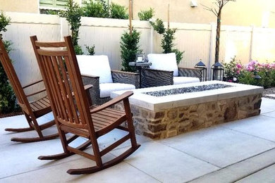 Design ideas for a traditional landscaping in San Diego.