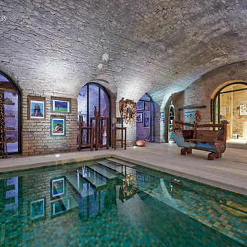 Schwimmbad im historischen Gewölbekeller