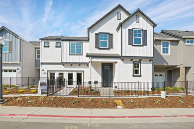 Mittelgroßes, Zweistöckiges Uriges Einfamilienhaus mit Putzfassade, weißer Fassadenfarbe, Satteldach, Schindeldach, schwarzem Dach und Wandpaneelen in Sacramento