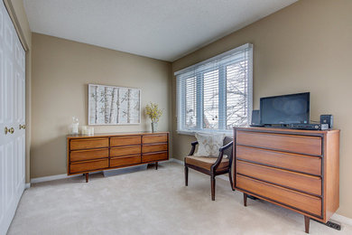 Bedroom - 1960s bedroom idea in Toronto