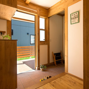 名古屋のアジアンスタイルのおしゃれな玄関ホール (白い壁、テラコッタタイルの床、茶色い床) の写真