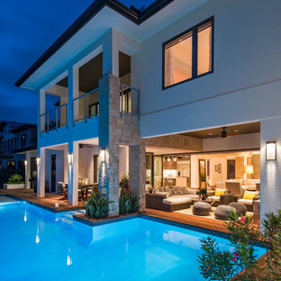 Mittelgroßer Moderner Whirlpool hinter dem Haus in rechteckiger Form mit Dielen in Miami