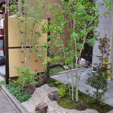 一坪のスペースの小庭の中で、枯流れと和風ナチュラルの融合を