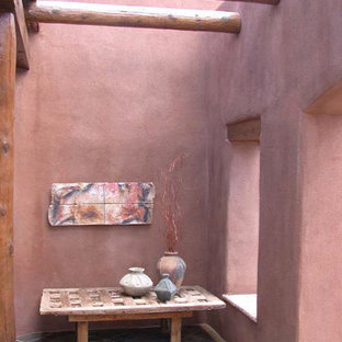 アルバカーキのサンタフェスタイルのおしゃれな玄関の写真