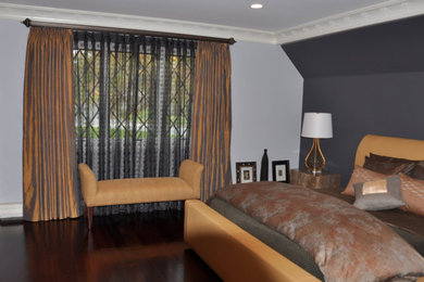 ニューヨークにある広いコンテンポラリースタイルのおしゃれな客用寝室 (グレーの壁、濃色無垢フローリング、茶色い床) のインテリア