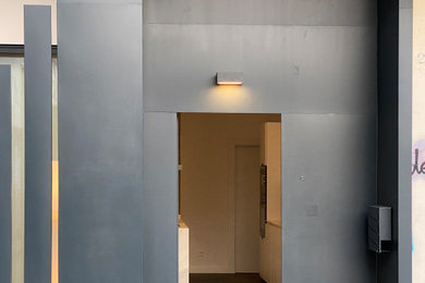 Ejemplo de fachada de piso gris contemporánea con revestimiento de metal