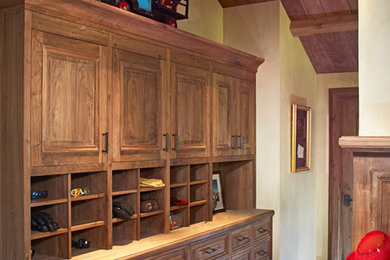 Example of a transitional entryway design in Denver