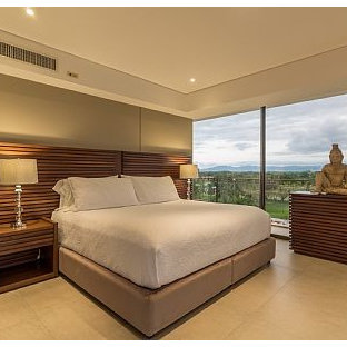 Foto di una camera matrimoniale etnica di medie dimensioni con pareti beige, pavimento in pietra calcarea e pavimento beige