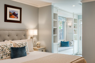 サンフランシスコにある中くらいなトランジショナルスタイルのおしゃれな主寝室 (青い壁、無垢フローリング、茶色い床) のインテリア