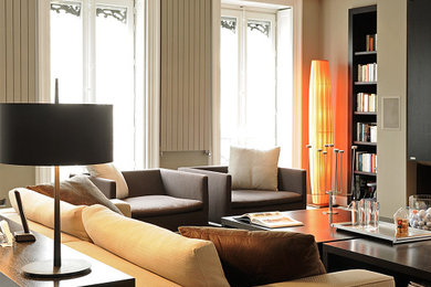 Diseño de salón para visitas cerrado clásico renovado grande sin chimenea con televisor colgado en la pared y suelo de madera clara