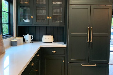 Eat-in kitchen - transitional eat-in kitchen idea in Los Angeles