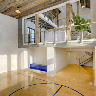 ブリッジポートの巨大なカントリー風おしゃれな室内コート (白い壁、淡色無垢フローリング) の写真