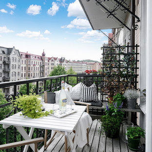 Foto de balcones escandinavo, de tamaño medio, en anexo de casas, con jardín de macetas y barandilla de metal