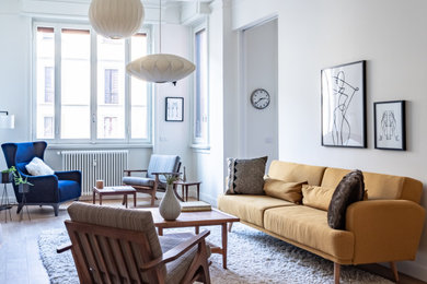 Ispirazione per un soggiorno minimalista con pareti bianche, pavimento in legno massello medio e pavimento marrone