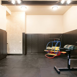 ソルトレイクシティの中サイズのラスティックスタイルのおしゃれなトレーニングルーム (黒い壁、コルクフローリング) の写真