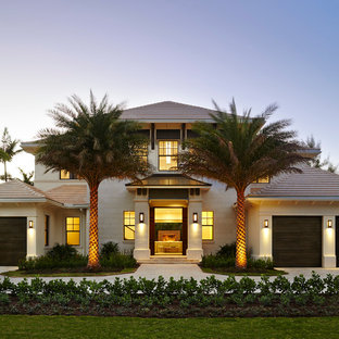 Großes, Zweistöckiges, Weißes Kolonialstil Haus mit Putzfassade und Walmdach in Miami