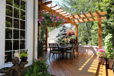 Transitional deck photo in Kansas City