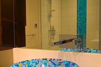 Bathroom - contemporary bathroom idea in Ottawa