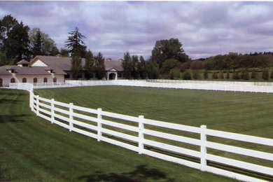 Inspiration for a mid-sized traditional front yard landscaping in Portland.