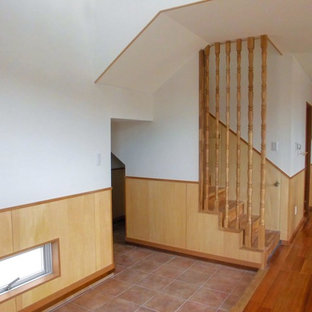 他の地域のアジアンスタイルのおしゃれな玄関ホール (セラミックタイルの床、ターコイズの床) の写真