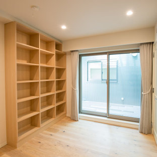 Mittelgroßer Rustikaler Yogaraum mit weißer Wandfarbe, gebeiztem Holzboden, beigem Boden und Tapetendecke in Tokio
