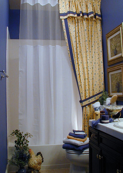 Классический Ванная комната by TRAX Ceiling Shower Rods