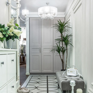 Immagine di un corridoio classico di medie dimensioni con pareti bianche, pavimento in gres porcellanato e pavimento bianco