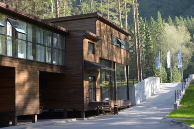 Пример оригинального дизайна: двухэтажный, деревянный, коричневый дом в современном стиле