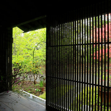 40度の斜面地に立つ木々に溶け込む家　Own House in Nara　