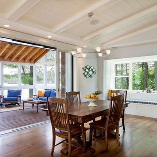 ポートランド(メイン)のビーチスタイルのLDKの画像 (無垢フローリング、グレーの壁)