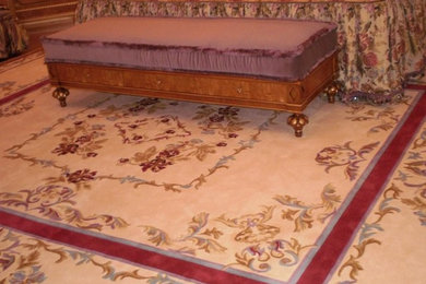 Foto de dormitorio principal clásico extra grande con paredes púrpuras, suelo de madera oscura y suelo marrón