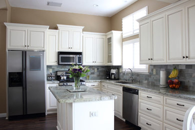 Transitional kitchen photo in Sacramento
