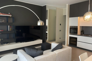 Foto di un piccolo soggiorno contemporaneo aperto con pareti nere, pavimento in gres porcellanato, pavimento grigio e tappeto