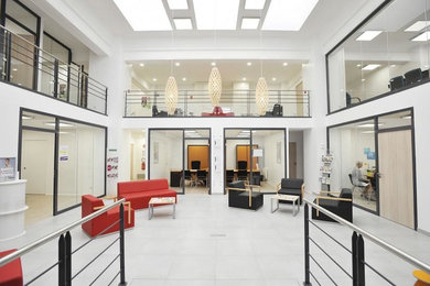 Cette image montre une salle de séjour design.