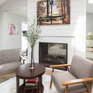 Großes Klassisches Hauptschlafzimmer mit grauer Wandfarbe, braunem Holzboden, Tunnelkamin, gefliester Kaminumrandung, braunem Boden, gewölbter Decke und Holzdielenwänden in Baltimore