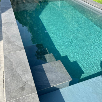 Moderner Garten mit Naturpool und Holzdeck