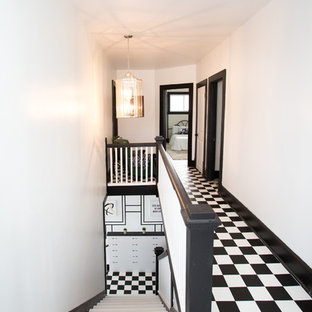 Inspiration för en mellanstor vintage hall, med vita väggar, vinylgolv och svart golv