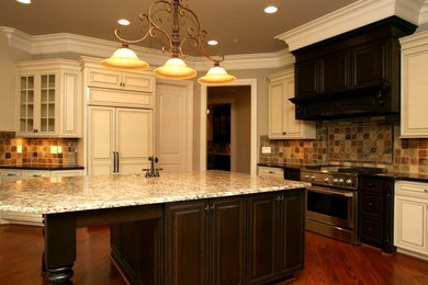 Kitchen - traditional kitchen idea in Charlotte