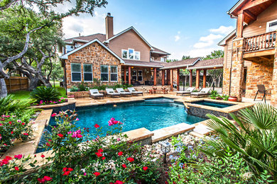 Photo of a traditional landscaping in Austin.