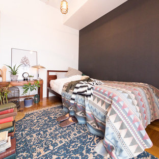 東京23区のモダンスタイルのおしゃれな寝室 (マルチカラーの壁、無垢フローリング、茶色い床) のインテリア